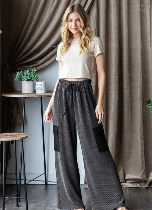 Cargo Pocket Wide-Leg Pants black
